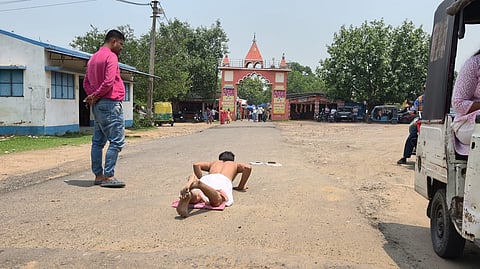 दंडवत प्रणाम बना चर्चा का विषय