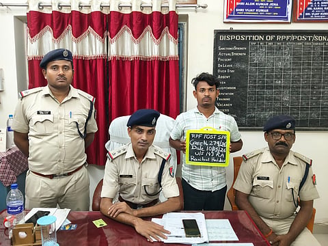 गिरफ्तार अभियुक्त को दिखाते हुए आईपीएफ ‌विजय कुमार साथ में हैं आरके सिंह और एस घरामी व अन्य 