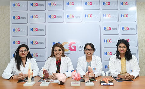 मदर्स डे पर आयोजित कैंसर जागरूकता कार्यक्रम में ब्रेस्ट सर्जन Dr. Jyoti Gupta, रीजनल बिजनेस हेड (ईस्ट एवं एपी) Dr. Rupali Basu, हेड एंड नेक ऑन्को सर्जन Dr. Shreya Bhattacharya तथा गायनेकोलॉजिकल ऑन्कोलॉजिस्ट एवं रोबोटिक सर्जन Dr. M. S. Sireesha उपस्थित रहीं।