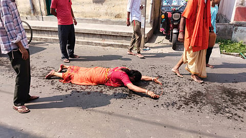 दंडवत करती हुई महिला