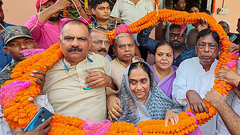 रांची में जेल से रिहा होने के बाद समर्थकों के साथ पूर्व मंत्री आलमगीर आलम 