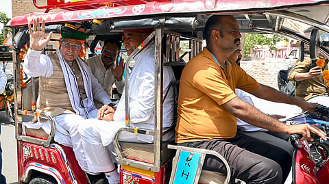 बीकानेर में ई-रिक्शा में सफर करते कानून मंत्री अर्जुन राम मेघवाल