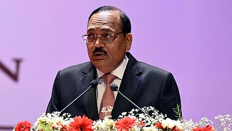CJI की कड़ी टिप्पणी: “बेरोजगार युवा कॉकरोच जैसे…”