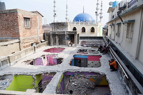 तिलजला में केएमसी द्वारा तोड़ा गयाअवैध निर्माण का हिस्सा