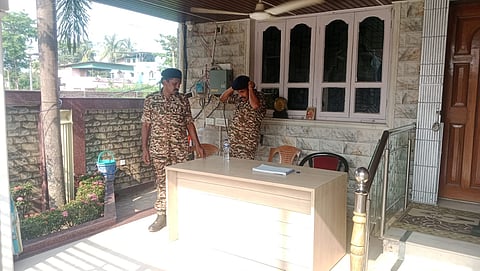 केंद्रीय बल के जवान तलाशी अभियान चलाते हुए  