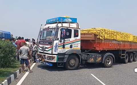 बीच सड़क पर लॉरी लगाकर विरोध जताते ट्रक ड्राइवर  