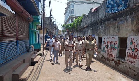 इलाके में निरीक्षण करते पुलिस अधिकारी 