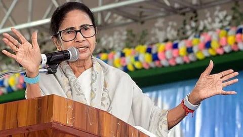  ऐसा करना बंगाल के लोगों की गरिमा पर हमला है : ममता बनर्जी