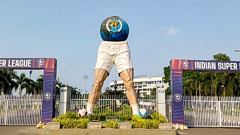साल्टलेक स्टेडियम के बाहर से फुटबॉल थीम वाली विवादित मूर्ति को हटायी जायेगी