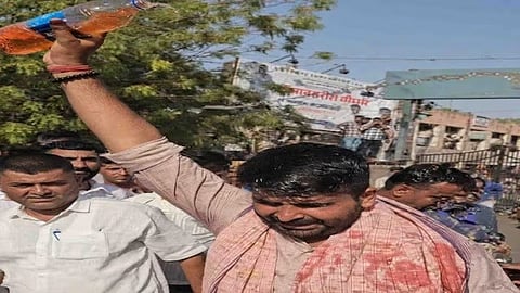 आत्मदाह की कोशिश करते विधायक रविंद्र भाटी  