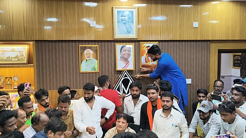 भाजयुमो समर्थकों ने मेयर एवं चेयरमैन को दी चेतावनी 