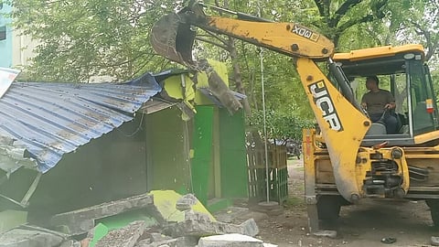 बुलडोजर लगाकर तोड़ा गया तृणमूल यूथ कांग्रेस का कार्यालय
