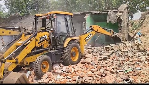रेलवे ने बराकर में बुलडोजर चलाकर खाली करायी बस्ती
