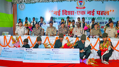 माओवादियों ने पुलिस के सामने आत्मसमर्पण किया