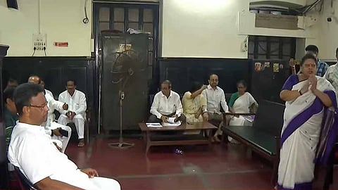 अधिवेशन कक्ष पर लगा ताला, चेयरपर्सन को बाहर करनी पड़ी बैठक