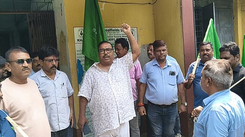 प्रदर्शन करते HMS समर्थक 