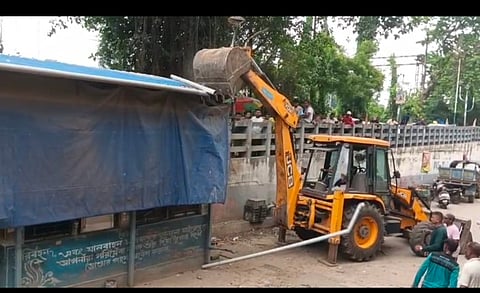 कोन्नगर में अवैध टोल वसूली कार्यालय में चल रहा बुलडोजर