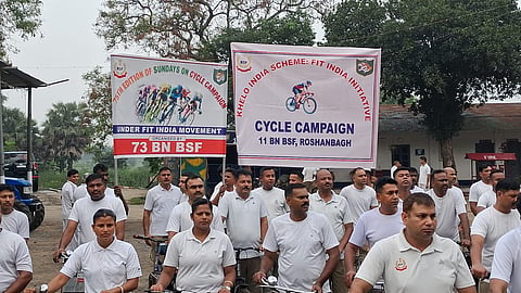 साइकिल रैली में शामिल बीएसएफ के जवान 