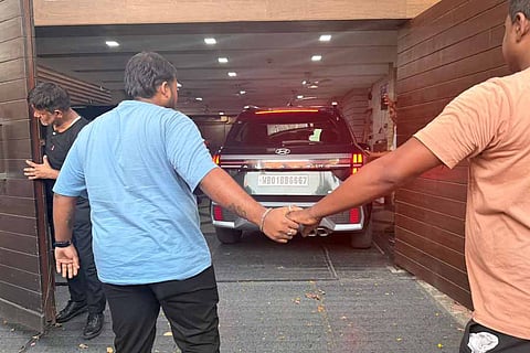 अभिषेक के घर पुलिस की एंट्री! सुरक्षा हटते ही बढ़ीं अटकलें