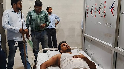 अस्पताल में इलाजरत घायल कोलियरी प्रबंधक अमित कुमार पटेल 