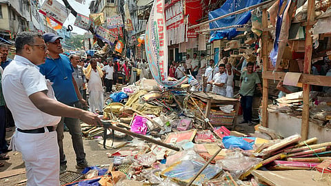 बड़ाबाजार के जैक्शन लेन में पुलिस की कार्रवाई के दौरान ली गयी तस्वीर