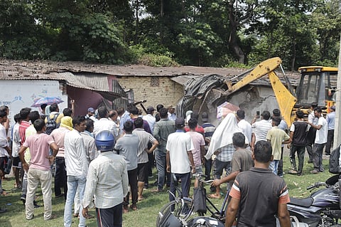 सेल आईएसपी ने अवैध निर्माणों पर चलाया बुलडोजर 