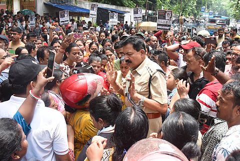 स्कूल के बाहर प्रदर्शन करते अभिभावक