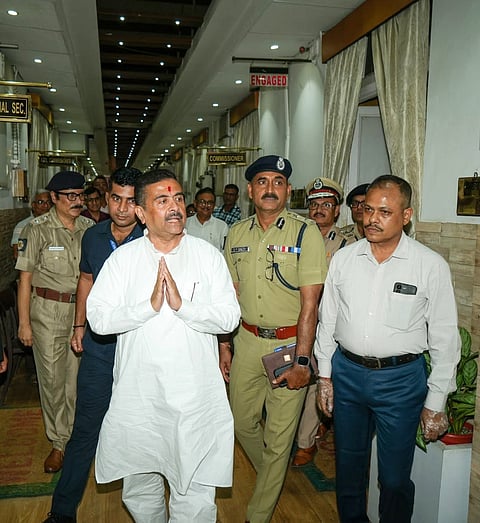 सीएम शुभेंदु अधिकारी लालबाजार में पुलिस कर्मियों का अभिवादन स्वीकार करते हुए 