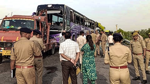 औरास थाना क्षेत्र में एक्सप्रेस-वे पर निभा खेड़ा गाँव के पास हुआ हादसा