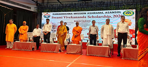 कार्यक्रम में उपस्थित हैं मंत्री अग्निमित्रा पॉल, डीएम एस पोन्नमबलम, विधायक कृष्णेंदु मुखर्जी 