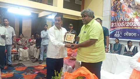 विधायक जितेंद्र तिवारी को सम्मानित करते स्थानीय लोग 
