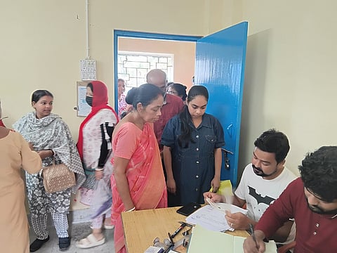 अन्नपूर्णा भंडार योजना के फॉर्म संग्रह करने के लिए कतार में खड़ी महिलाएं