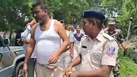 हावड़ा के बाद कांचरापाड़ा, अभियुक्त की कमर में रस्सी बांधकर इलाके में घुमाया गया!