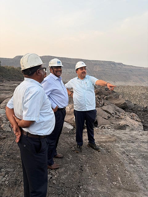 कोयला खदान का निरीक्षण करते सीएमडी सतीश झा 