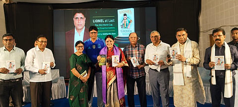 मंत्री ने लियोनेल एट लास्ट किताब का किया विमोचन