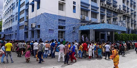 खाद्य भवन में बड़ा हादसा! पांचवीं मंजिल से गिरे वरिष्ठ अधिकारी, हालत गंभीर