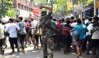 Tension in Howrah: Police Evict Manglahat Hawkers with Lathi-Charge !