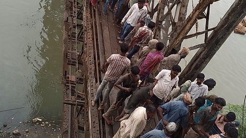 howrah: Residents Forced to Commute Risking Their Lives