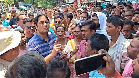 दुकानदारों के विरोध करने पर बुलडोजर लौटा बैरंग