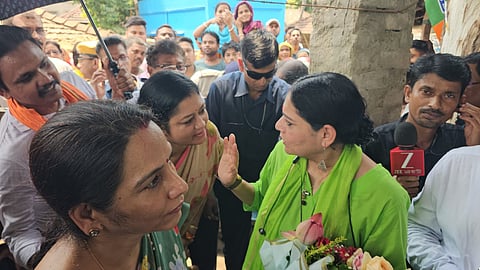 मंत्री अग्निमित्रा पाल पुजाली लॉक गेट का निरीक्षण के दौरान स्थानीय लोगों से बातचीत करती हुईं 