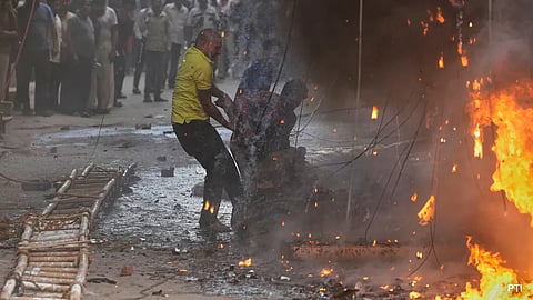 दिल्ली होटल अग्निकांड: जलती इमारत के सामने से गुजर गया मालिक, 21 लोगों की मौत के बाद गिरफ्तारी