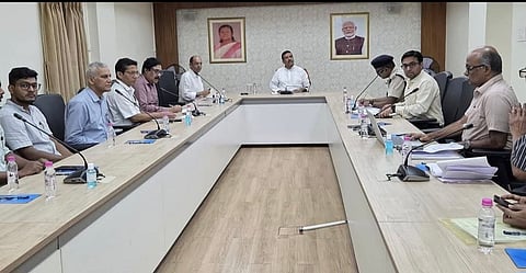 एसएसकेएम अस्पताल में स्वास्थ्य सेवाओं और मरीज सुविधाओं की समीक्षा बैठक की अध्यक्षता करते मुख्यमंत्री शुभेंदु अधिकारी। बैठक में स्वास्थ्य विभाग के वरिष्ठ अधिकारी, मेडिकल डायरेक्टर और अस्पताल प्रशासन के प्रतिनिधि मौजूद रहे।


