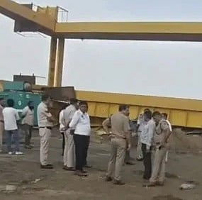 भारी मशीनों की सहायता से क्रेन के नीचे दबे मजदूरों को निकालने का प्रयास जारी है