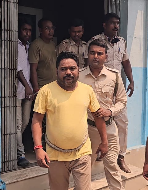 गिरफ्तार तृणमूल पार्षद को अदालत ले जाती हुई पुलिस 