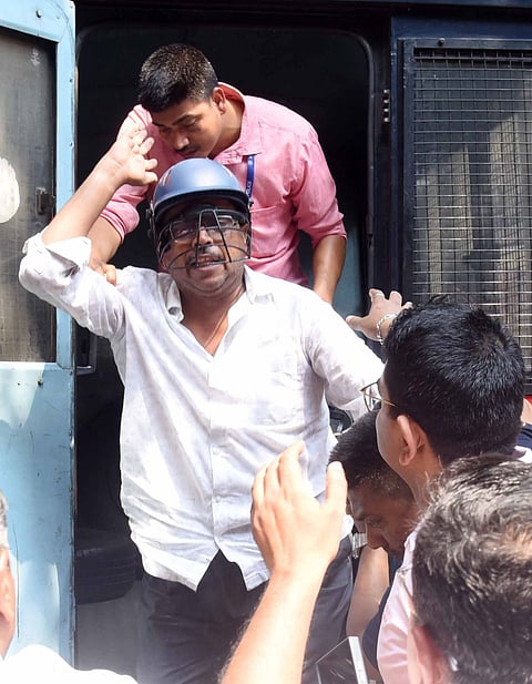महेश शर्मा को अदालत में पेश करती हुई पुलिस