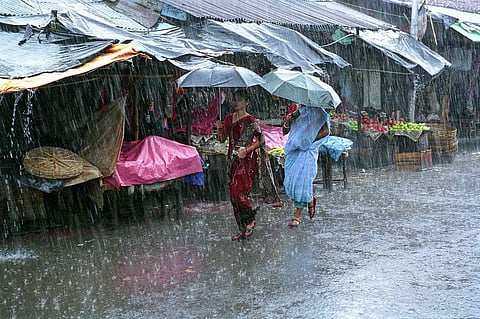 उत्तर बंगाल में भारी बारिश का अलर्ट, उमस के बीच आंधी-बौछार की संभावना