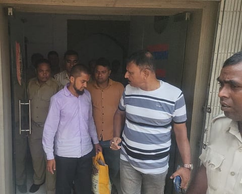 गिरफ्तार बांग्लादेशी को ले जाती पुलिस 