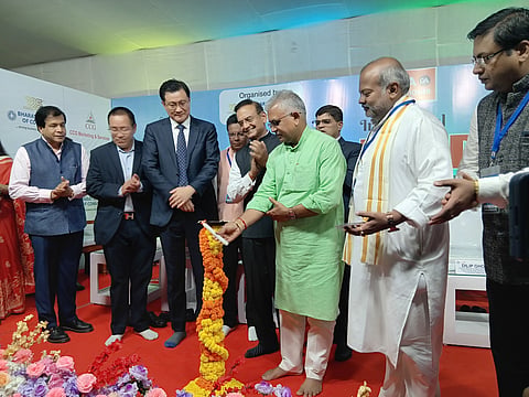 शुक्रवार को मंत्री दिलीप घोष दीप प्रज्ज्वलित कर आईजीजीटीएफ 2026 का उद्घाटन करते हुए, साथ में हैं नरेश पचीसिया, पियूष कानोड़िया