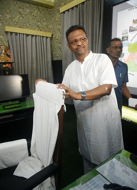 फिरहाद हकीम ने छोड़ा मेयर पद