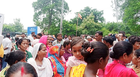 प्रदर्शन करतीं महिलाएं 